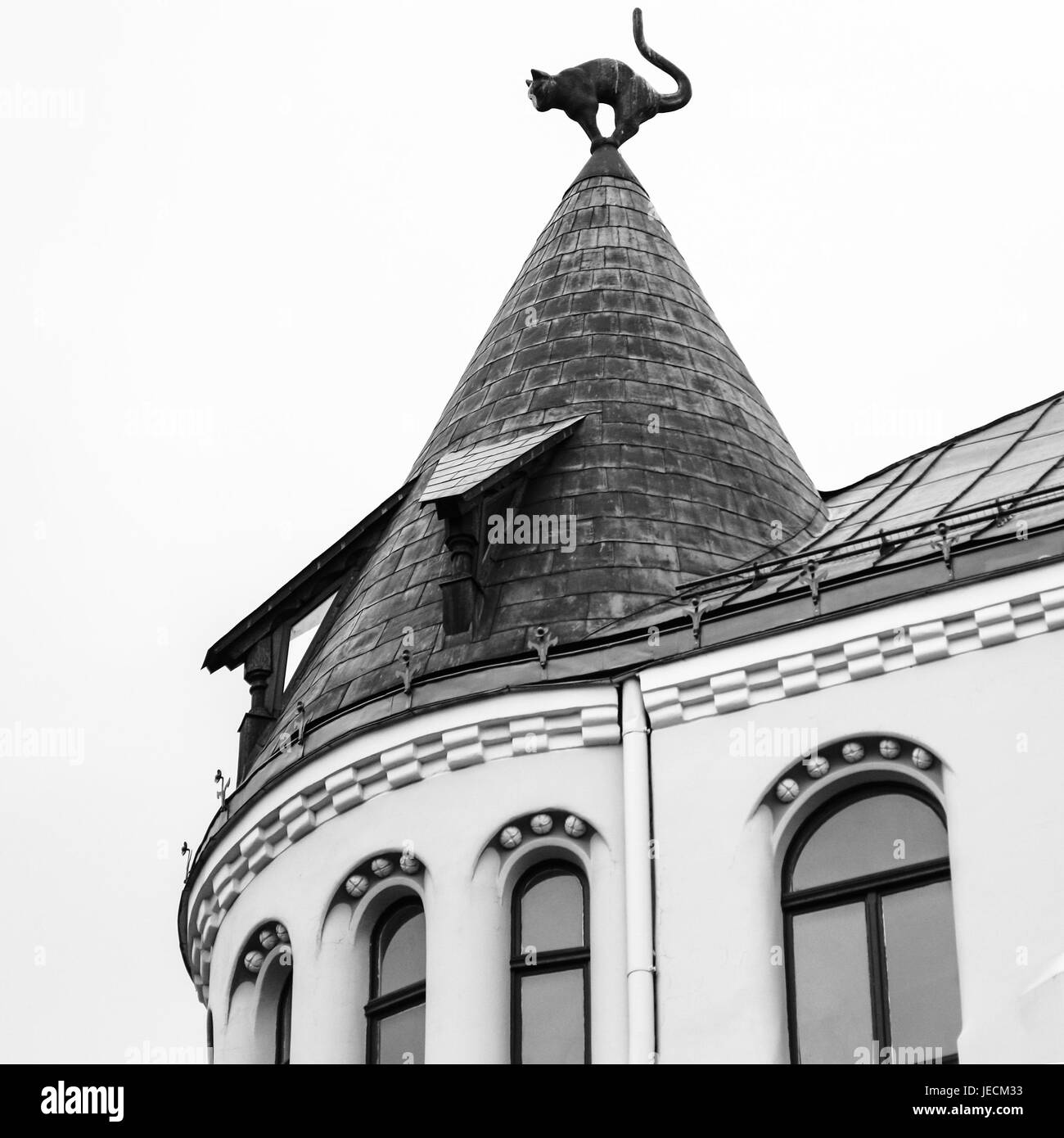 Reisen Sie nach Lettland - Katze Figur am Turm auf dem Dach des Katzenhaus  in Riga Stadt im Herbst. Errichtet im Jahre 1909, entworfen vom Architekten  Friedrich Scheffe Stockfotografie - Alamy