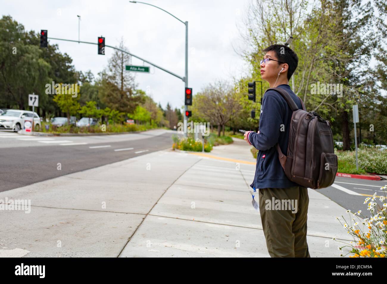 Ein Junge, tausendjährigen Alter männlicher Technologie Arbeiter steht an einer Kreuzung im Googleplex, Sitz der Google Inc in das Silicon Valley Stadt Mountain View, Kalifornien, 7. April 2017. Stockfoto