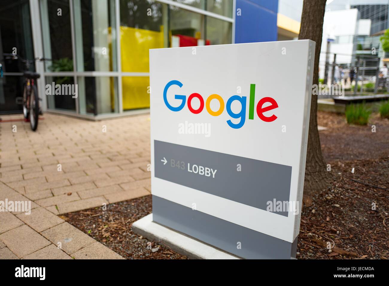 Beschilderung für Google Inc, mit Logo, im Googleplex, Sitz der Google Inc in das Silicon Valley Stadt Mountain View, Kalifornien, 7. April 2017. Stockfoto