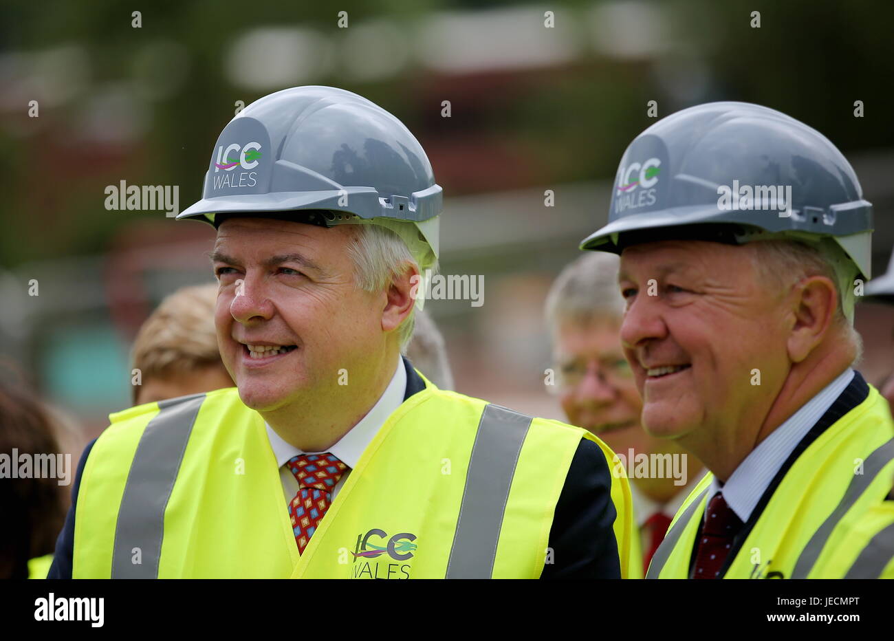 Im Bild L-r: Carwyn Jones und Stephen Bowcott.  Re: Erster Minister für Wales Carwyn Jones hat Sir Terry Matthews, Vorsitzender des Celtic Manor verbunden. Stockfoto
