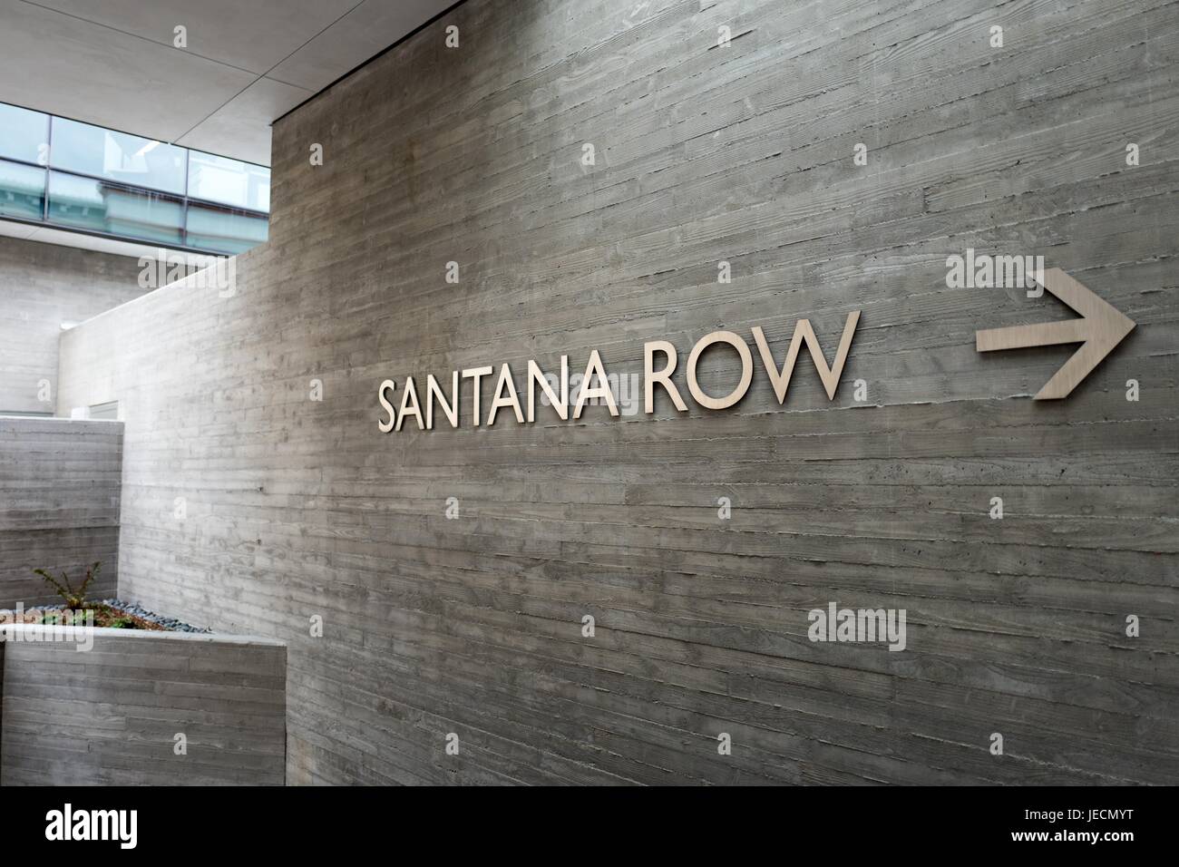 Beschilderung in Santana Row, einer gehobenen Outdoor-Shopping-Mall im Silicon Valley Stadt von San Jose, Kalifornien, 7. April 2017. Stockfoto Beschilderung in Santana Row, einer gehobenen Outdoor-Shopping-Mall im Silicon Valley Stadt von San Jose, Kalifornien, 7. April 2017. Stockfoto