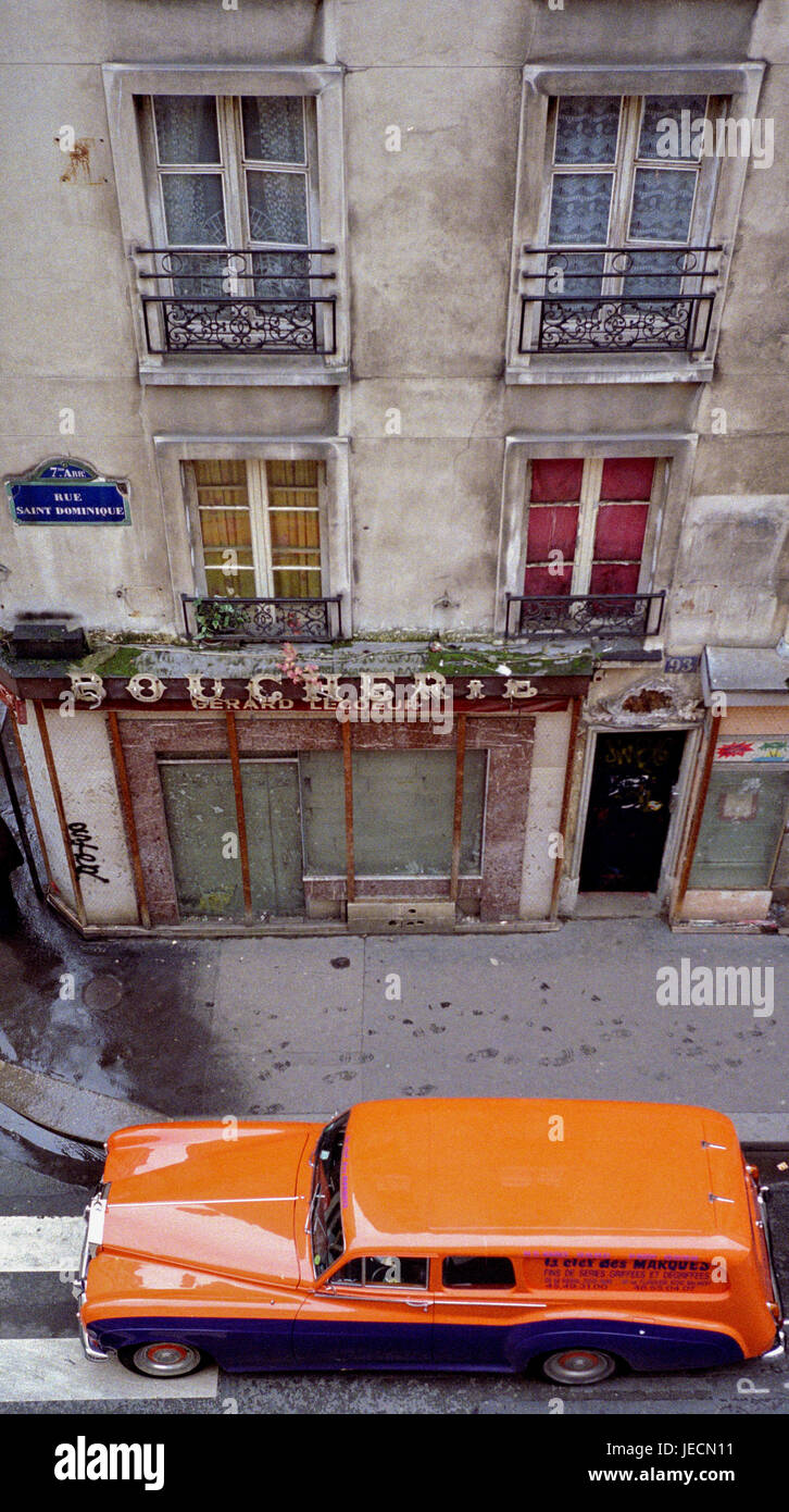 PARIS Frankreich - ein TOP VIEW STREET mit einem ROLLS-ROYCE-Lieferwagen-RUE ST DOMINIQUE PARIS 7e ARRONDISSEMENT-SILBERFOLIE © Frédéric BEAUMONT Stockfoto