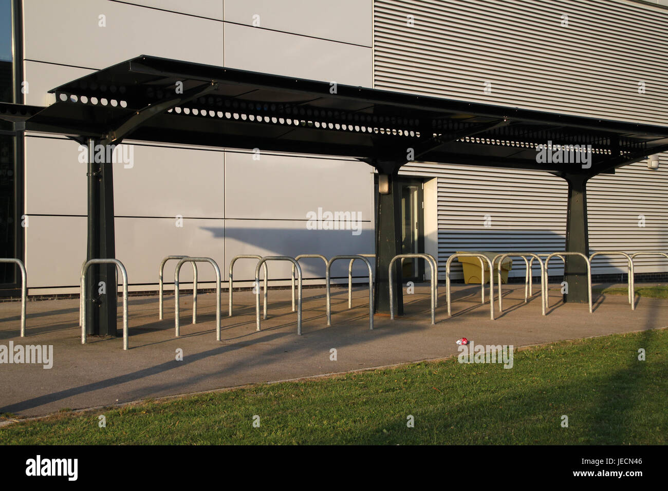 Fahrradständer außerhalb Witham Leisure Centre, Witham, Essex, UK Stockfoto