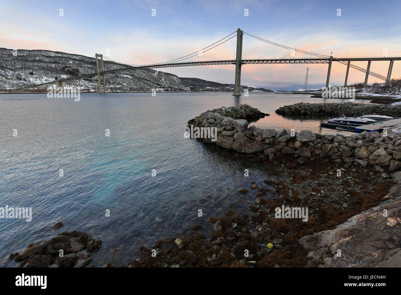 Tjeldsundbrua-Brücke über den Steinlandsstraumen-Bach in der Tjeldsundet-Straße zwischen Hinnoya-Insel und dem Festland. Skanland Komune-Troms Stockfoto