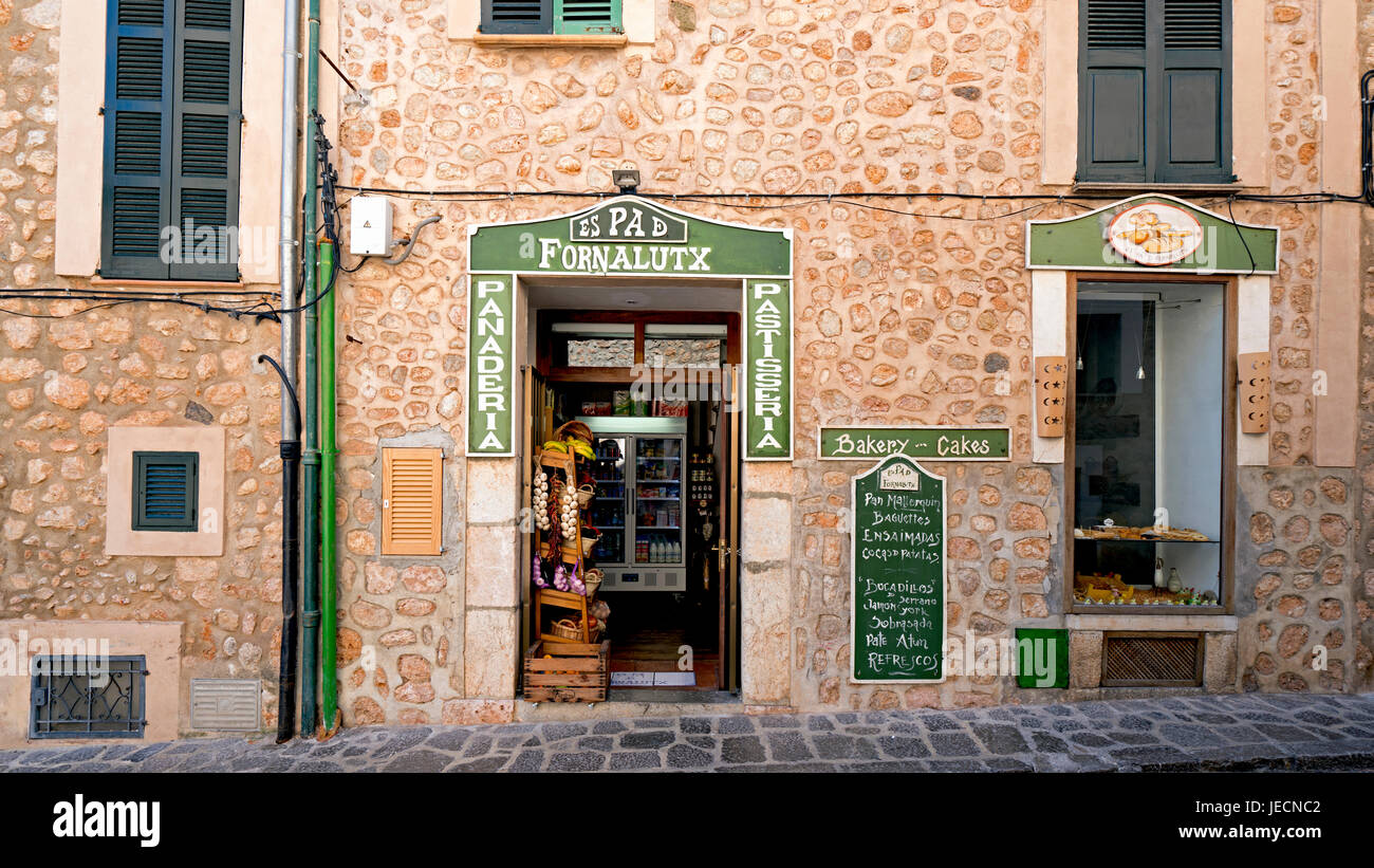 Ein typisches kleines Lebensmittelgeschäft in Fornalutx mittelalterlichen Stadt im Tramuntana-Gebirge, Mallorca, Balearen Insel von Spanien - Frühling 2017 Stockfoto