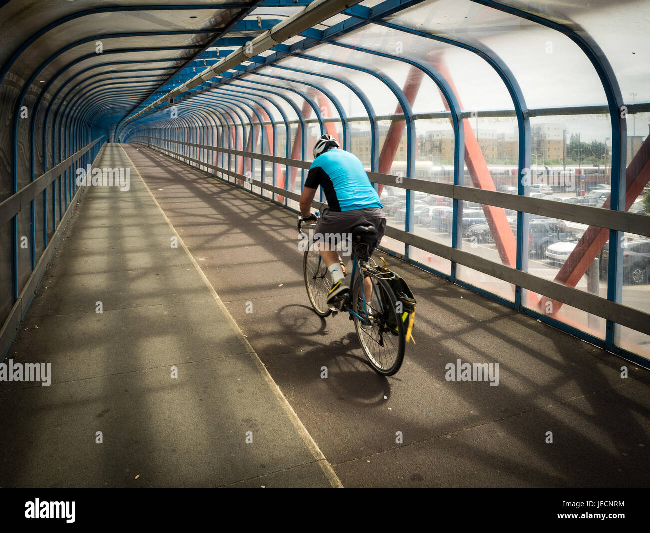 Radfahrer in der Tony Carter-Brücke, ein Zyklus und Fußgängerbrücke überqueren die hauptsächlichbahnlinie in Cambridge UK Stockfoto