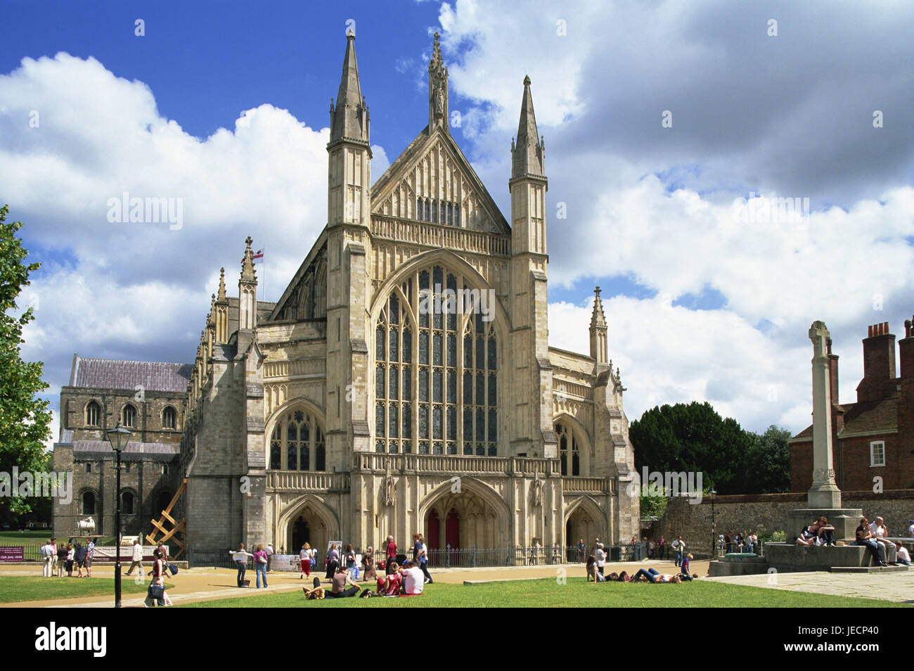 Großbritannien, England, Hampshire, Winchester Datenträger, Kathedrale, Tourist, kein Model-Release, Europa, Stadt, Ziel, Ort von Interesse, Gebäude, Architektur, Kirche, Heilige Bau, glauben, Religion, Christentum, Kirche, Wiese, Person, Tourismus, Denkmal, Gedenk Säule, Fassade, Portal, Architektur, historisch, Stockfoto