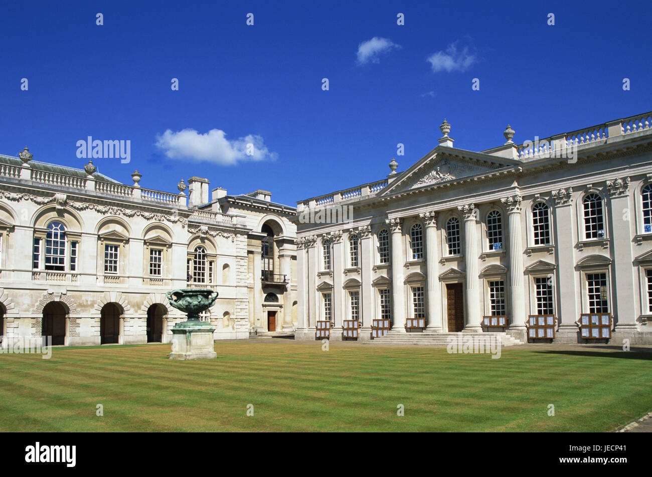 Großbritannien, England, Cambridgeshire, Cambridge, Senate House, Europa, Stadt, Ziel, Ort von Interesse, Gebäude, Struktur, Architektur, Architektur, Universität, Uni-Gebäude, Fassade, Rasen, menschenleer, Stockfoto