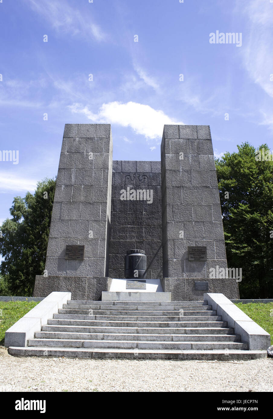 Österreich, Mauthausen, KZ-Gedenkstätte, polnische Denkmal, Treppen, Bäume, Außenbereich, bewölktem Himmel, Oberösterreich, Konzentration Lager, Nationalsozialismus, Arbeitslager, Konzentrationslager, Gefangenenlager, Gefangenen Lager, Gefangener der Unterstützung, Mord, Zerstörung, Mord, Krieg Lager, Zwangsarbeit, Holocaust, Dimension Mord, Massenvernichtungswaffen, Antisemitismus, Kriegsgefangene, Juden, Zigeuner, Mahnmal, Erinnerung, Mahnung, Denkmal, niemand, im Außenbereich Stockfoto