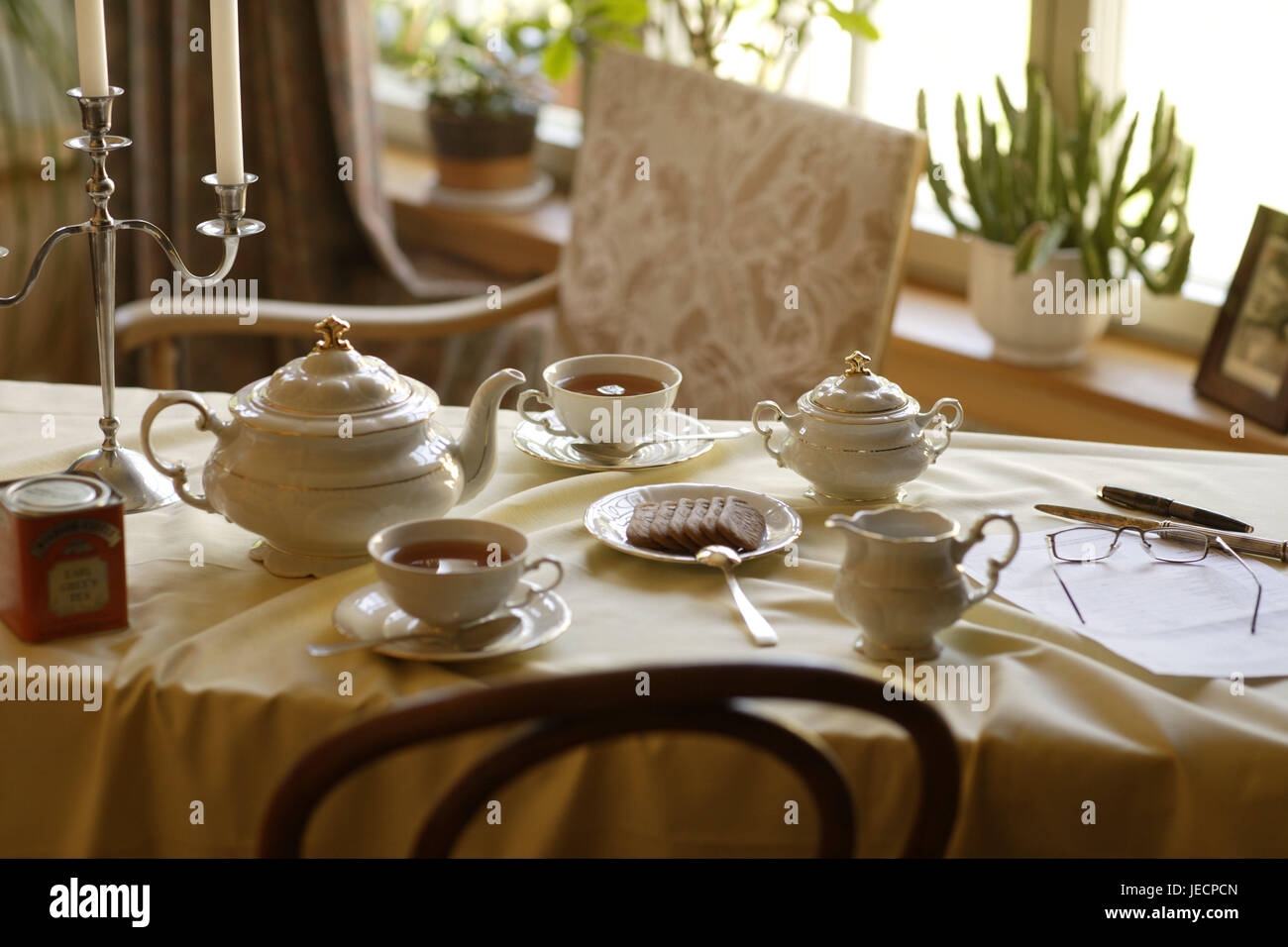 Couchtisch, bedeckt, Porzellan, elegant, Tabelle, Tabelle Kappen, weiß, Speisen, China, Teeservice, Tassen, Teekanne, Tee trinken, Tee, Zuckerdose, Brusthaut Topf, Teatime, Kekse, lesen, Brille, Kugelschreiber, Leuchter, Stuhl, Fenster, niemand, Stockfoto