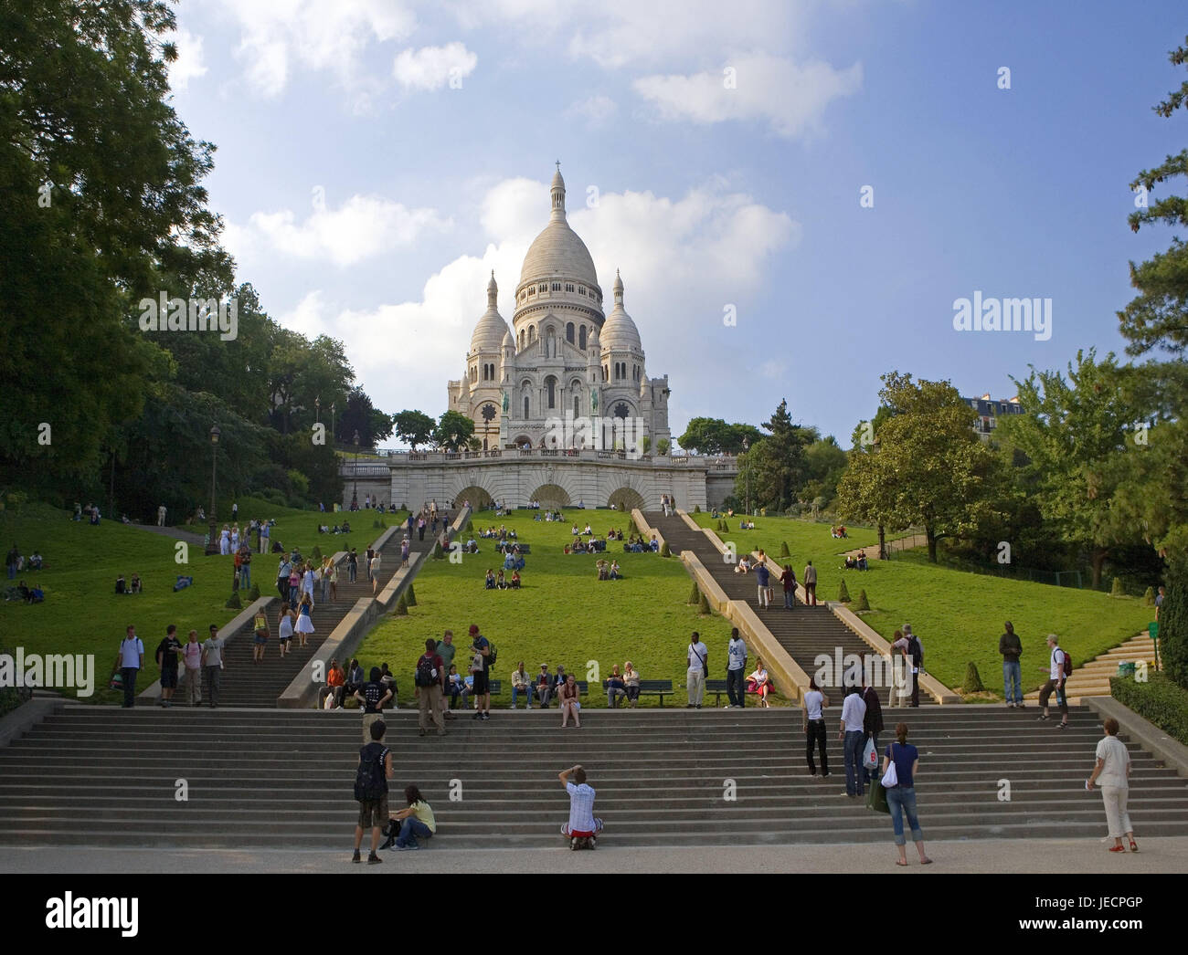 Frankreich, Paris, Montmartre, Sacre Coeur, Treppen, Touristen, Hauptstadt, Stadtzentrum, Hill, Struktur, Gebäude, sakrale Bau, Kirche, Architektur, romanisch-byzantinischen, Dome, Ort von Interesse, Wahrzeichen, Reiseziel, Tourismus, Person, Stockfoto