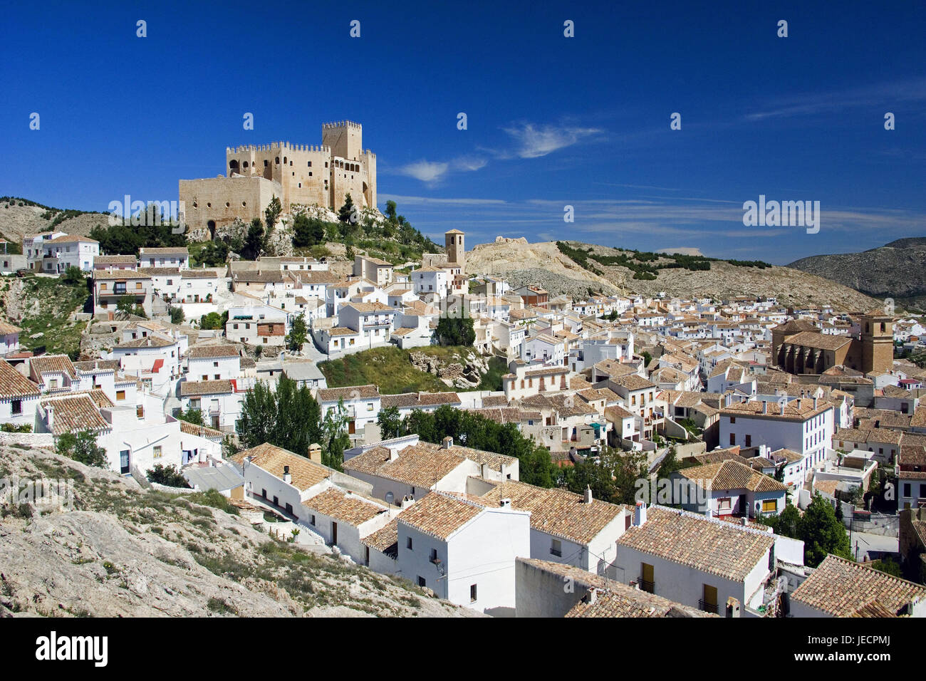 Spanien, Andalusien, Velez Blanco, Blick auf die Stadt, Burg, Berge, Stadt, Häuser, Wohnhäuser, Hügel, Schlosspark, Festung, Schloss, Struktur, Architektur, Ort von Interesse, Reiseziel, Tourismus, Stockfoto