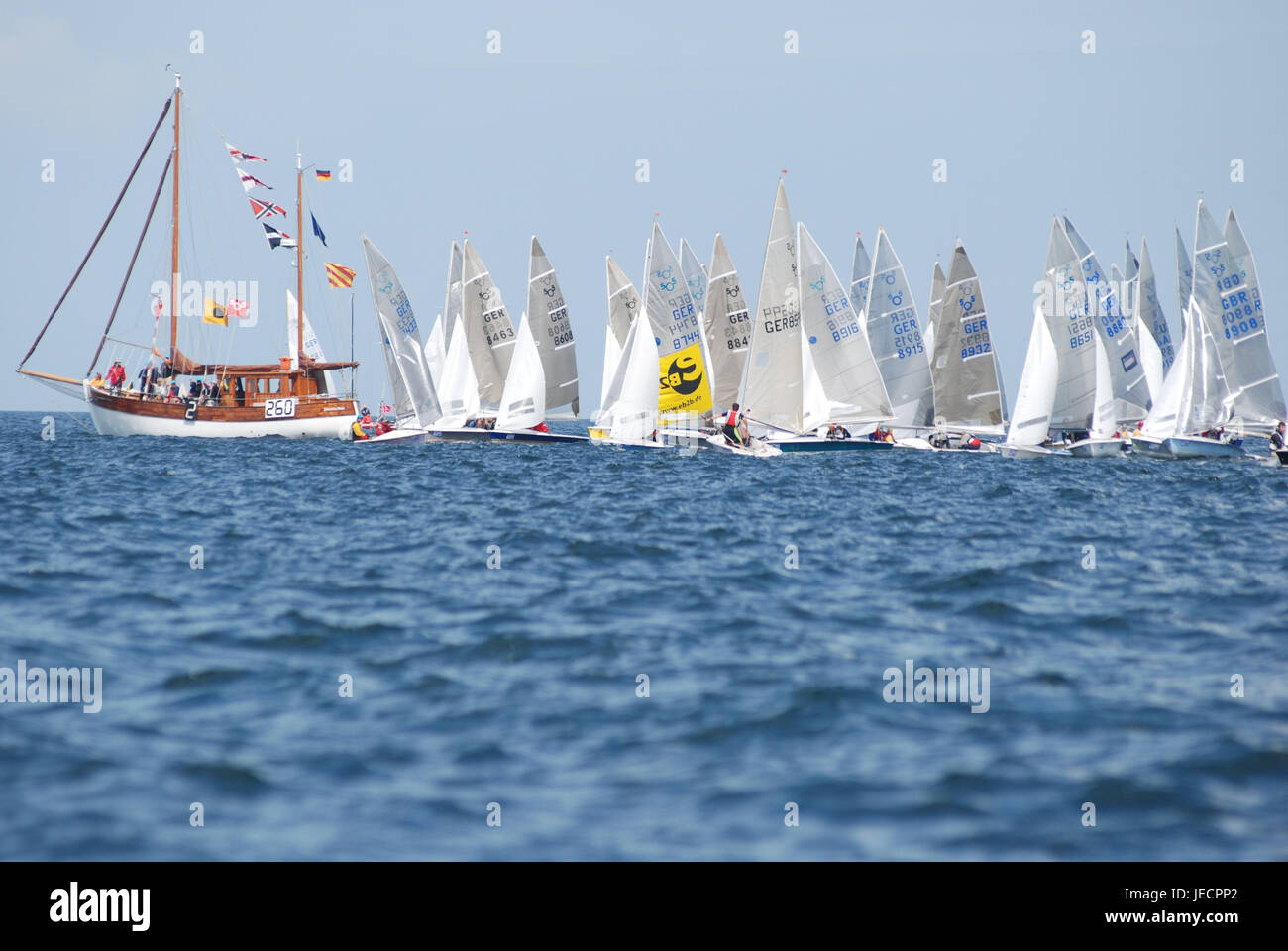 Deutschland, Schleswig - Holstein, Bewohner der Segelboote, Regatta, Kiel,  Förde, Norddeutschland, Ostsee, Segelschiffe, Fahrten, Sport, Freizeit,  Hobby, Segeln, Reise, Regatta, Event, Wassersport, Wettbewerb,  Segel-Wettbewerb beendet Abfahrten ...