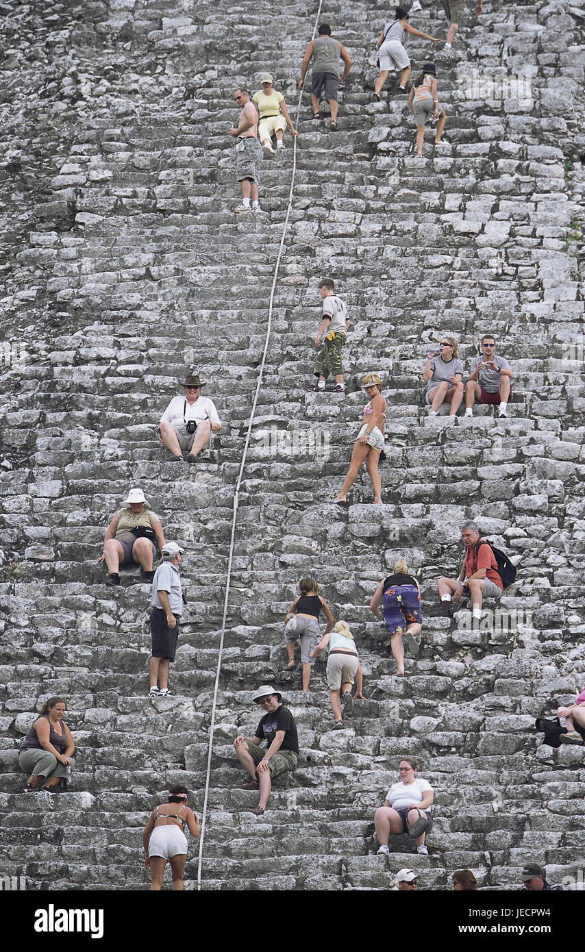 Mexiko, Halbinsel Yucatan, Coba, Pyramide, Ruine, Tourist, Mittelamerika, Ziel, Ort von Interesse, Tourismus, Kultur, Architektur, Überreste, Gebäude, Struktur, Maya, Aufstieg, Skala, Menschen, Besucher, im Außenbereich Stockfoto