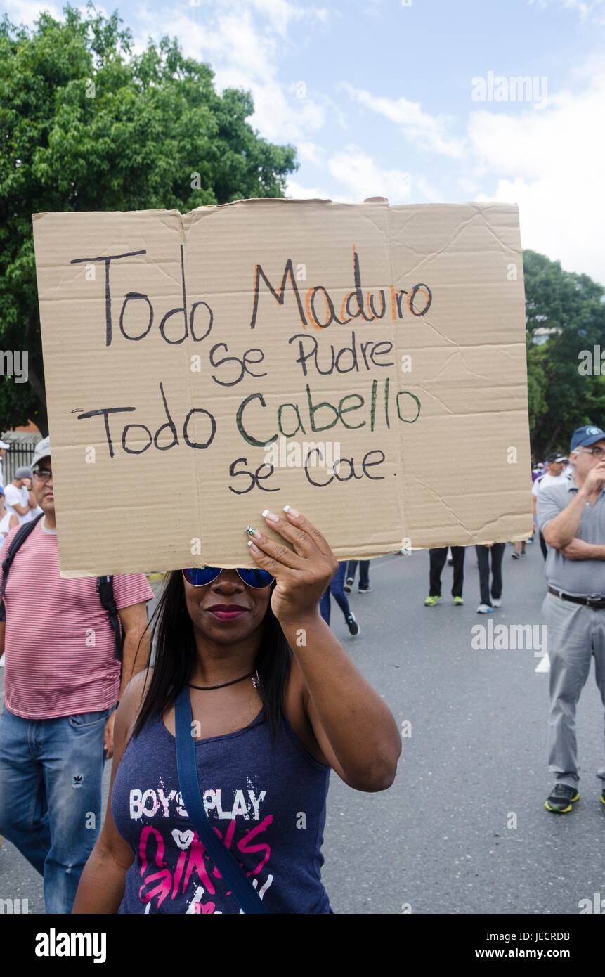 Eine Frau trägt ein Schild, das sagt: alles Maduro verrottet, alle Haare fallen. Die Opposition gemacht dieser Montag, 19 Juni, den Marsch "alles nach Caracas". Seine obj Stockfoto