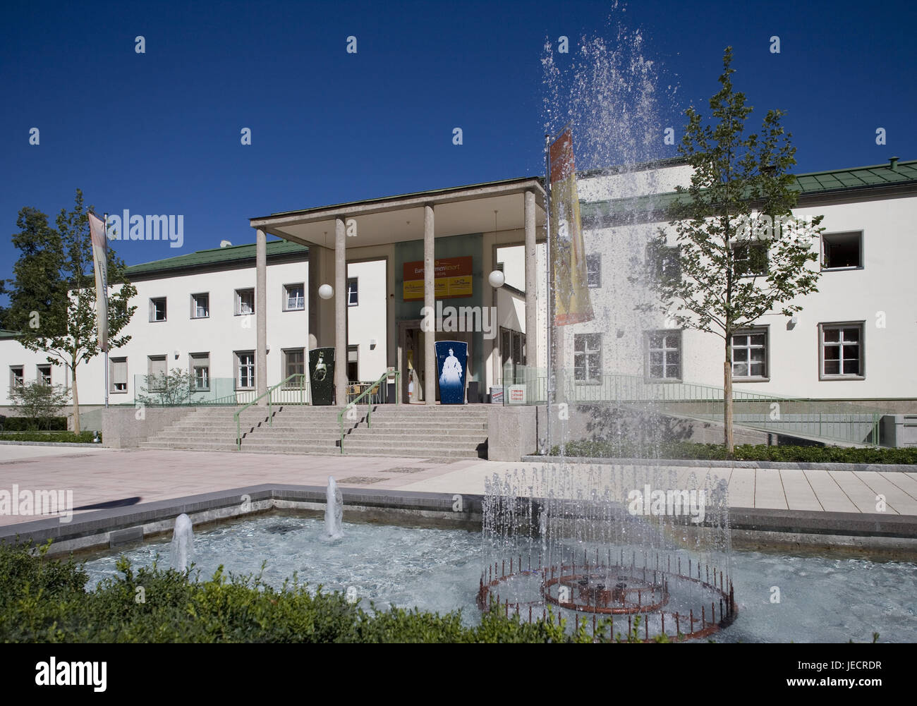 Österreich, Salzkammer Eigenschaft, Bad Ischl, Brunnen, Therme, Oberösterreich, Ort, Kurort, Gesundheit Kurzone, Fußgängerzone, Gebäude, Resort, Wellness, Heilung, Thermenland, Brunnenwasser, Jet, Tourismus, Sonne, Himmel, blau, niemand, Stockfoto