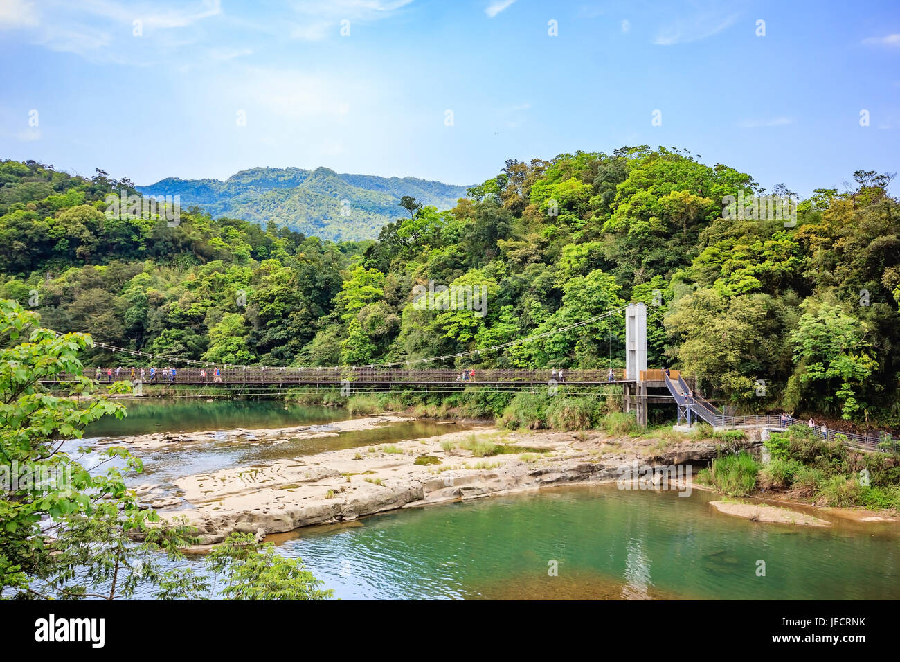 Panorama-Landschaft in der Nähe von Shifen Wasserfall mit einer Kabelbrücke Stil bei Shifen, New Taipei City, Taiwan Stockfoto