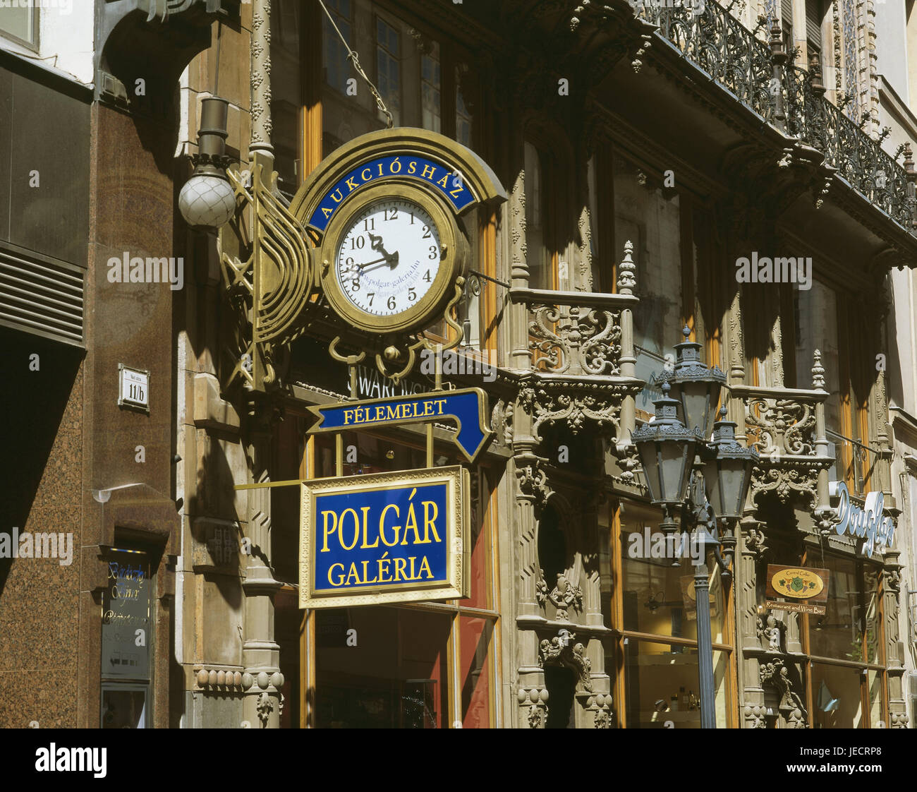 Ungarn, Budapest, shopping Straße Vaci Utca, Polgar Galeria, Fassade, Uhr, Hauptstadt, Terrasse, Hausfassaden, Balkone, Geschäfte, Ort von Interesse, Reiseziel, Tourismus, Stockfoto