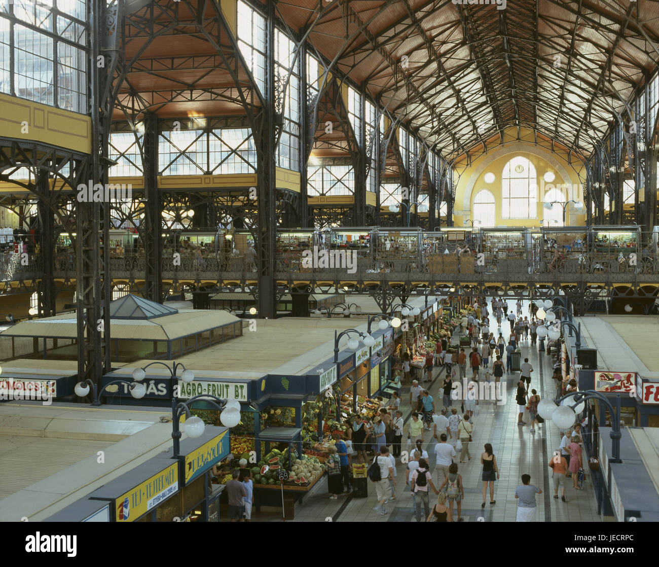 Ungarn, Budapest, große Markthalle, Marktstände, Passanten, Hauptstadt, Halle, Markt, Bau, Baustil, Jugendstil, Essen, Wirtschaft, Handel, Einzelhandel, Vertrieb, machen Einkäufe, verkaufen, innen, Stockfoto