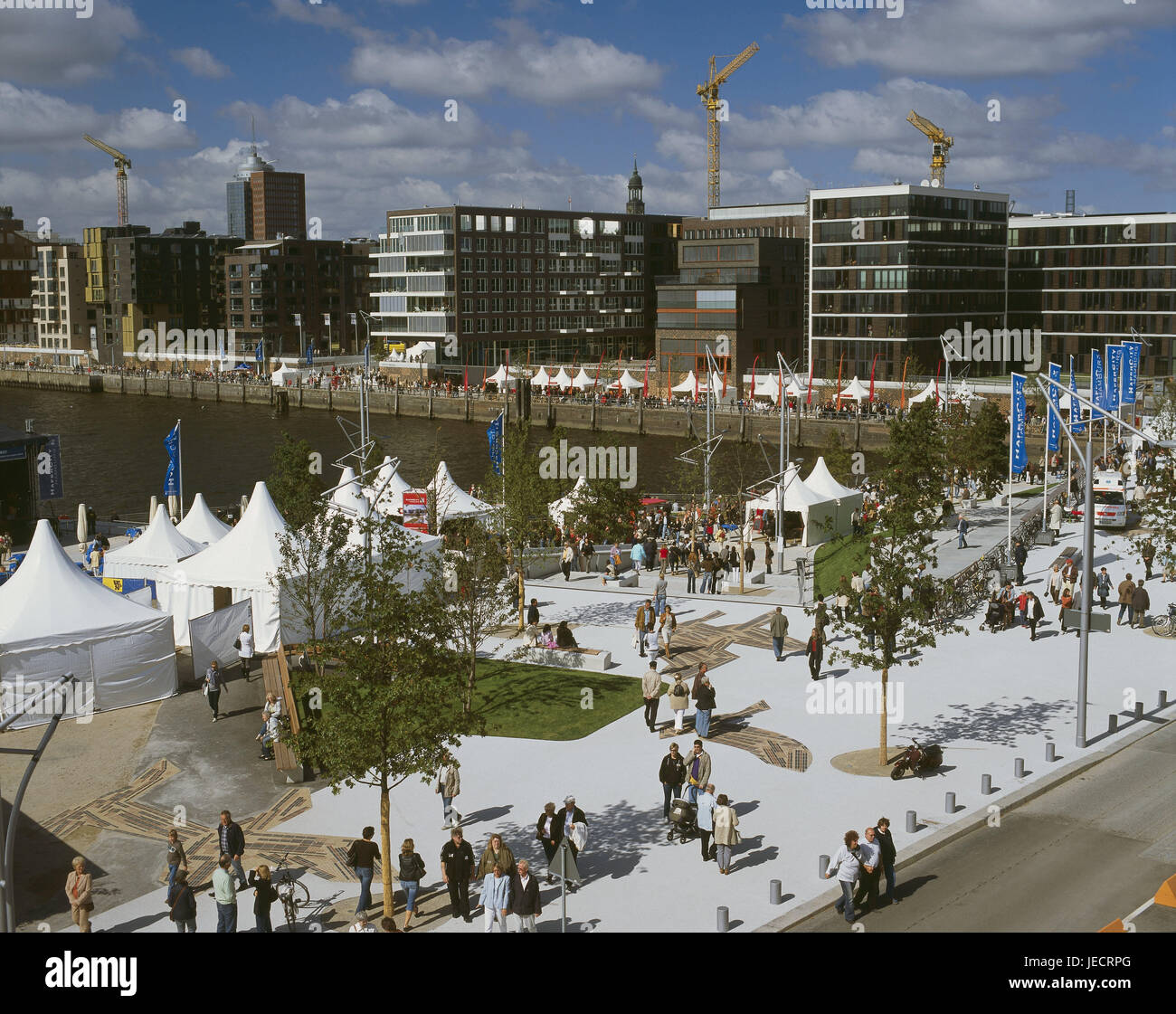 Deutschland, Hamburg, Hafen, Stadt, Marco-Polo-Terrassen, Schar von Menschen, Norddeutschland, Hansestadt, Stadt, Grasbrookhafen, Hafen, Gebäude, Promenade, Person, touristischen Ort von Interesse, Reiseziel, Tourismus, Stockfoto