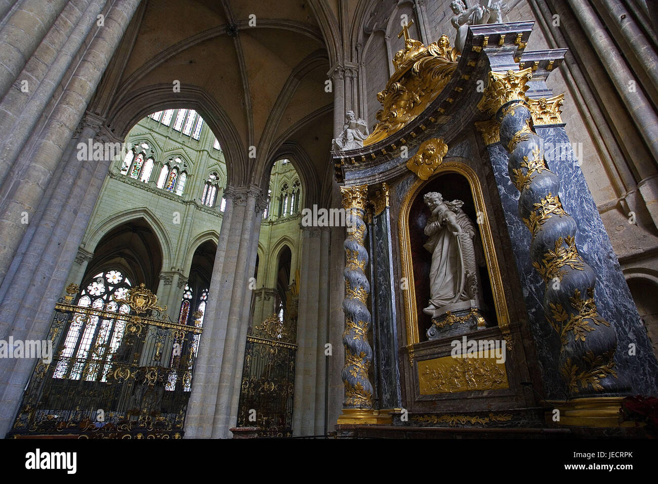 Frankreich, Picardie, Amiens, Kathedrale Notre-Dame, 1220-1288, Innenansicht, Nische, des Heiligen Statue, Nordfrankreich, Basilika, Kirche, Struktur, Architektur, Gotik, Statue, Ort von Interesse, Wahrzeichen, UNESCO-Weltkulturerbe, Icon, glauben, Religion, Christentum, Spiritualität, Stockfoto