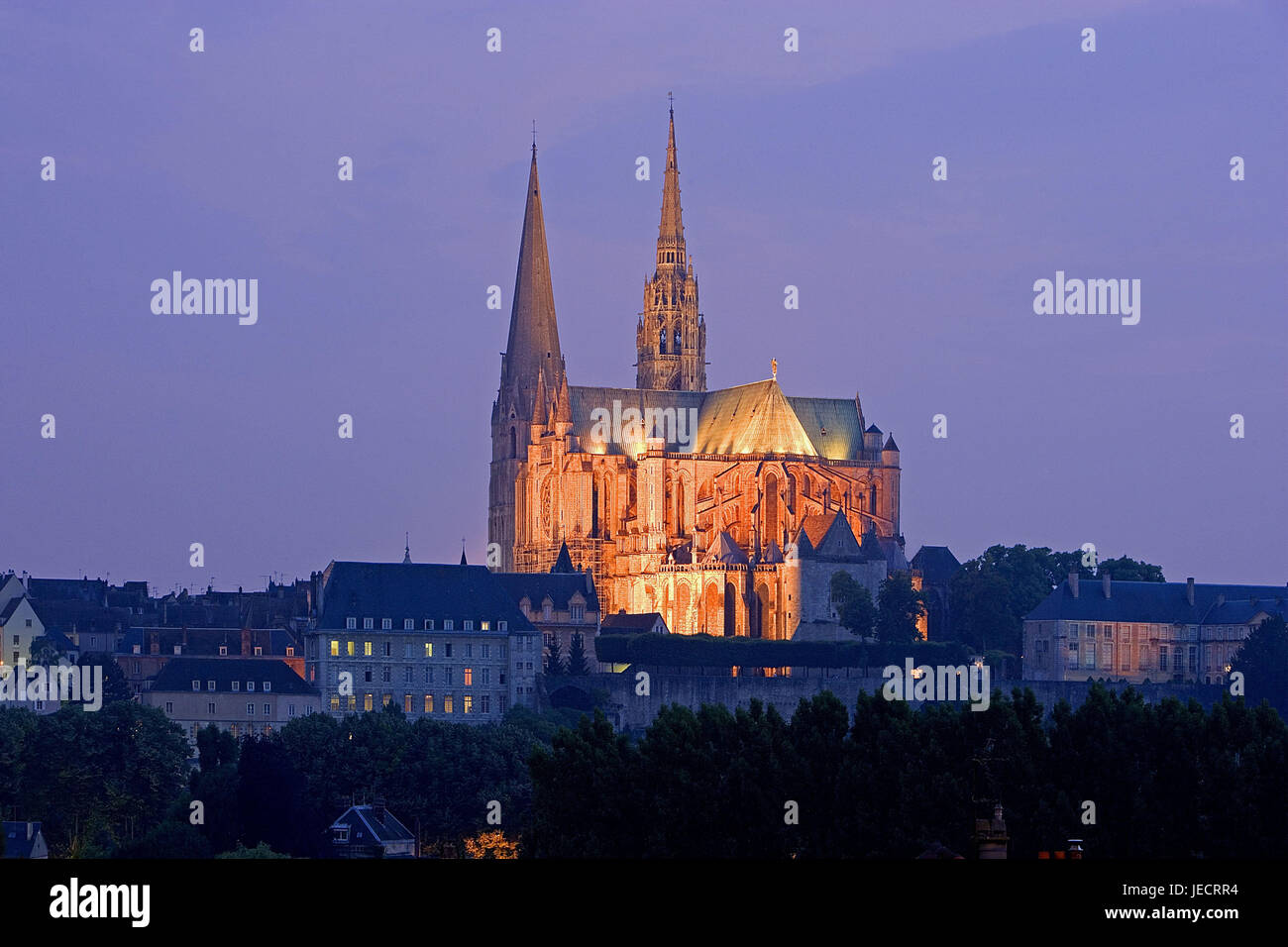 Frankreich, Chartres, Blick auf die Stadt, Kathedrale Notre-Dame, Beleuchtung, Dämmerung, Kirche, Dreischiffig, Struktur, Architektur, historischen Baudenkmal, UNESCO-Weltkulturerbe, Reiseziel, Tourismus, Abend, Stockfoto