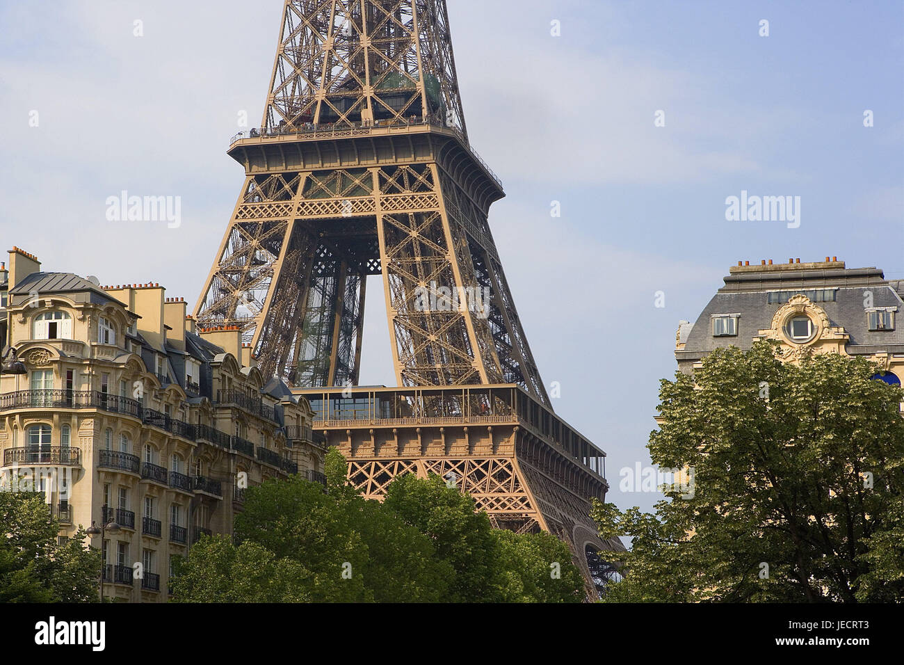 Frankreich, Paris, Eiffelturm, Detail, Hauptstadt, Turm, Struktur, Stahl-Design-Arbeit, sendende Turm, Architektur, Ort von Interesse, Wahrzeichen, Häuser, Gebäude, Haus, Fassaden, Bäume, Reiseziel, Tourismus, Stockfoto