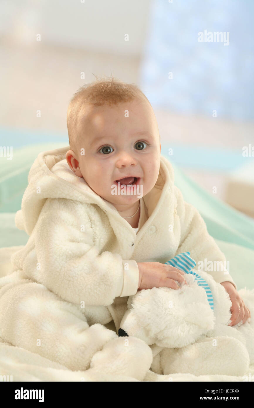 Baby, 6 Monate, Sit, Rückfahrkamera, weiche Tier, Winter, Stockfoto