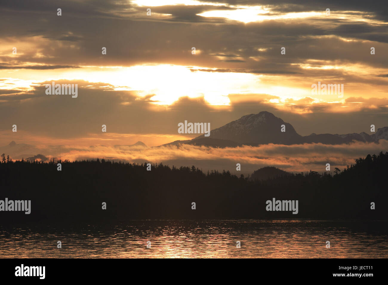 Kanada, British Columbia, Vancouver Island, Johnstone Strait, Wolken, Sonne, Sonnenaufgang, Silhouette, drama Stockfoto