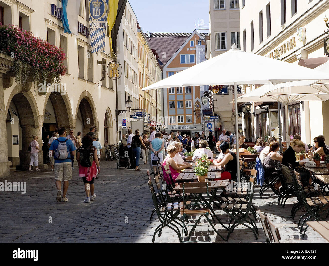 Deutschland, Oberbayern, München, Platzl, street Bar, Hofbräuhaus, Passanten, Bayern, Fußgängerzone, Bars, Cafés, Gebäude, Restaurants, Sehenswürdigkeit, Attraktion, Ort von Interesse, Gastronomie, Wirtschaft, Tourismus, Person, Sonnenschirm, Sommer, draußen, Stockfoto