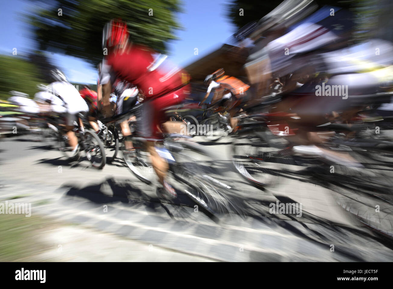 Radeln Sie, Rennen, Mountainbiker, Go, Unschärfe, Rennen, Mountainbike-Rennen, Radrennen, Mountain-Bike-Etappenrennen, Radfahrer, Mountain-Bike-Fahrer, Mountainbikes, Straße, fahren Sie Fahrrad, Icon, Dehnung, Kraft, Zustand, Ausdauer, Sportler, Sport, Radfahren, Freizeit, Hobby, Aktivität, Geschwindigkeit, Sommer, Stockfoto