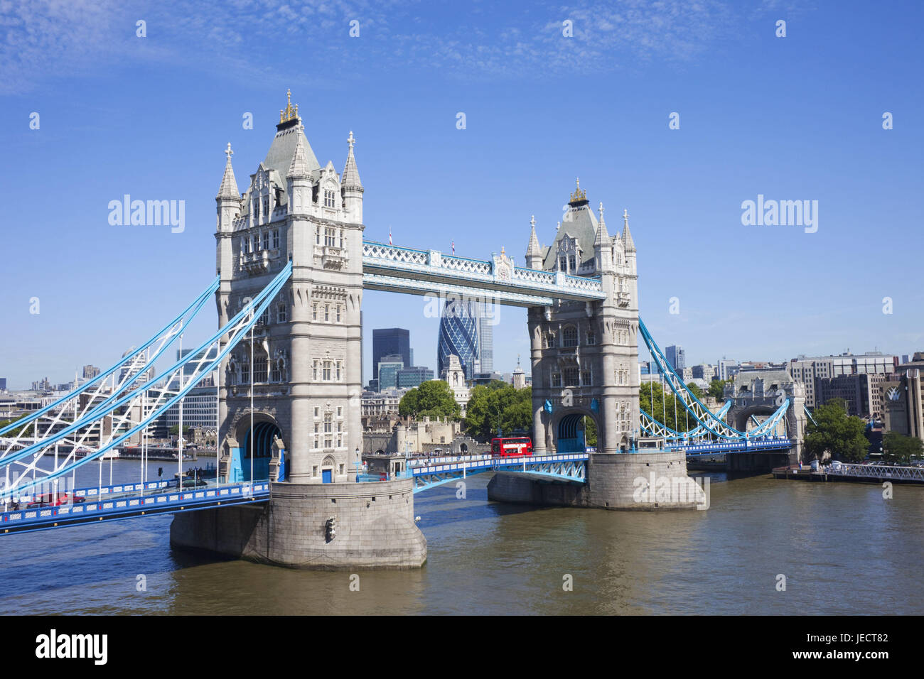 England, London, Tower Bridge, die Themse, Sonnenschein, Stadt, Architektur, Struktur, Sehenswürdigkeit, Denkmal, Brücke, Fluss, Verkehr, Anstrich, blau, Unruhbrücke, Stockfoto