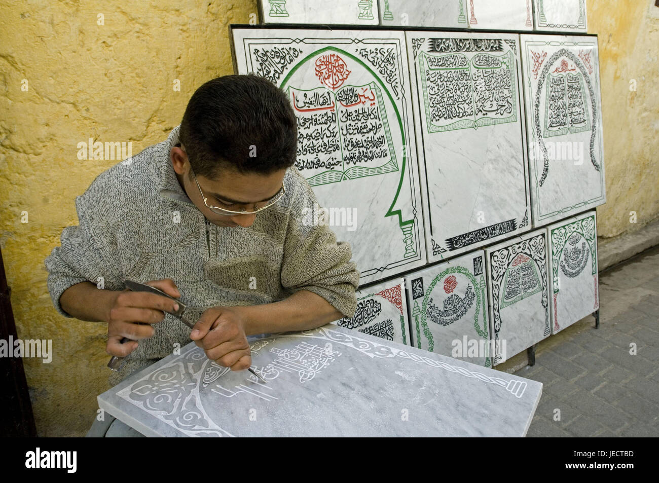 Marokko, Fes, Fes el Bali, Mann, Skulptur, Kalligraphie, Nein model Release, Afrika, Stadt, Stadtteil, Kairaouine vierter, Ort von Interesse, Kultur, Bildhauer, gekonnt, Vorschlagnote, Platten, Islam, Koran, Religion, religiös, draußen sitzen, Menschen, Stockfoto