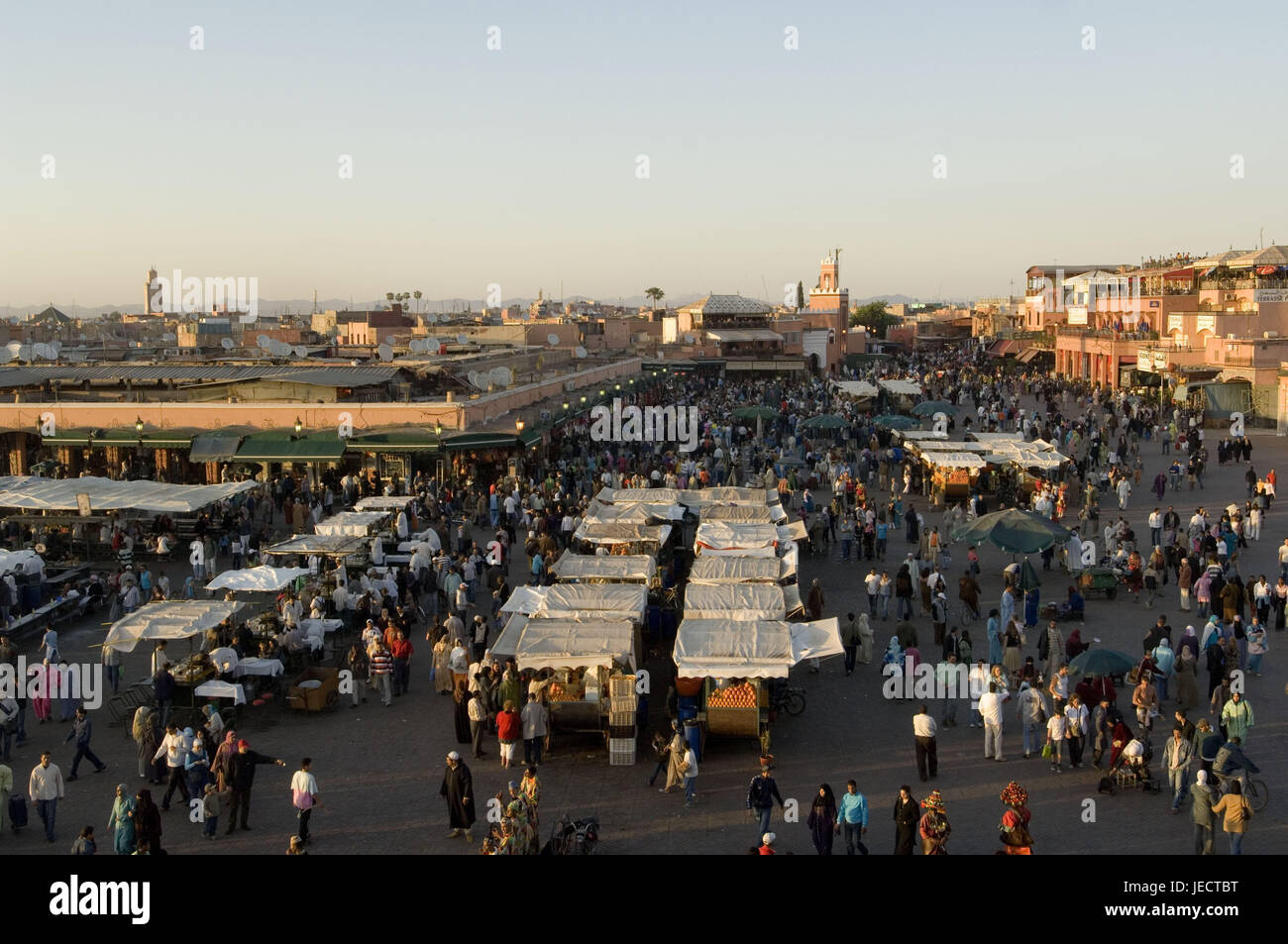 Marokko, Marrakesch, Platz Djemaa El-Fna, Markt, Schar von Menschen, Abendlicht, Afrika, Nordafrika, Ort von Interesse, Stadt, Häuser, Gebäude, Menschen, Touristen, Besucher, einheimische, Verkaufsstände, außerhalb, Übersicht, Markt schlugen Sie, Stockfoto