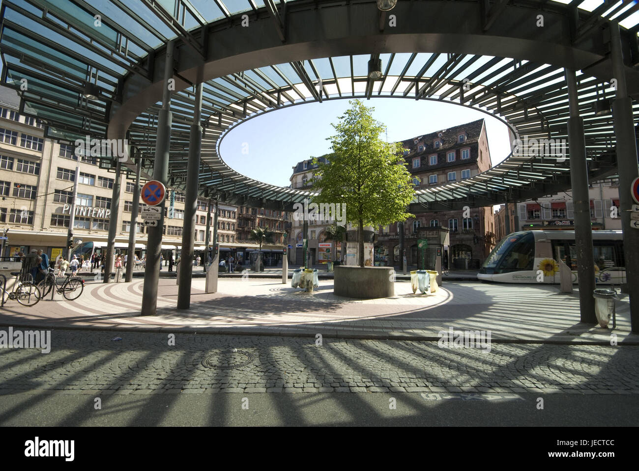 Frankreich, Elsass, Straßburg, station Homme de Fer, Straßenbahn, Reiseziel, Stadt, Europa, Transportmittel, öffentlich, Flugbahn, Schienenverkehr, Kurzstrecken-Verkehr, draußen, Architektur, Bau, Haltestelle, Bahnhof, Straßenbahn-station, Baum, herum, draußen, menschenleer, Stockfoto