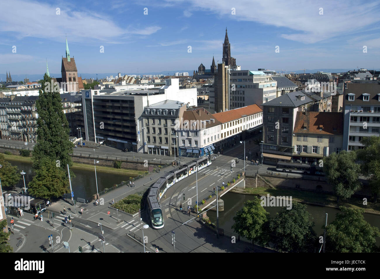 Frankreich, Elsass, Straßburg, Blick auf die Stadt, Kirche, Kathedrale, Straßenbahn, Europa, Ziel, Ort von Interesse, Wahrzeichen, Häuser, Gebäude, Strukturen, Architektur, sakrale Bau, Kirchen, Kirchtürme, Straßen, Verkehr, Transportmittel, öffentlich, Stockfoto