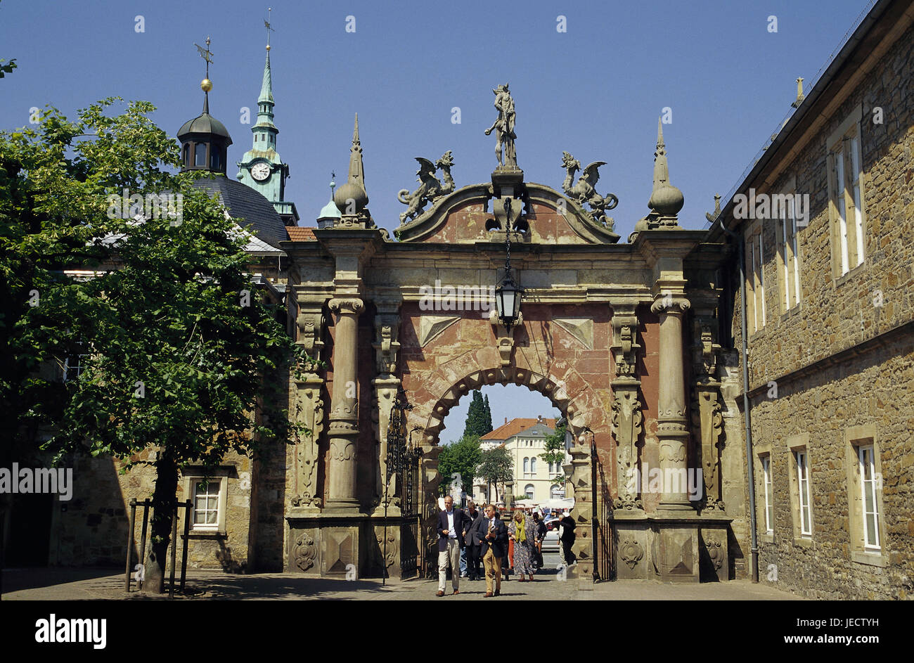 Deutschland, Niedersachsen, Bueckeburg, Residenz Schloss, Park, Portal, Besucher, Weser Bergland, Schleuseninsel, Wasserburg, Schloss, Wasserschloss, Ort von Interesse, Struktur, Architektur, historisch, Weserrenaissance, Schlosspark, Eingang, Schleuse, Tor, Schloss-Portal sperren Bereich, Tor, Person, Passanten, Haus des Prinzen Schaum Burg Lippe, im Außenbereich Stockfoto