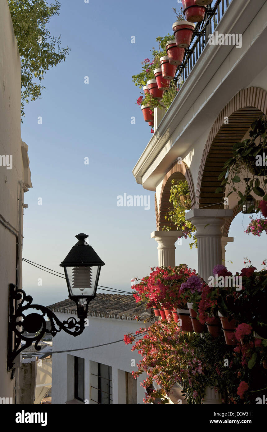 Spanien, Andalusien, Costa Del Sol, Mijas, Blumentöpfe auf dem Balkon, Stockfoto