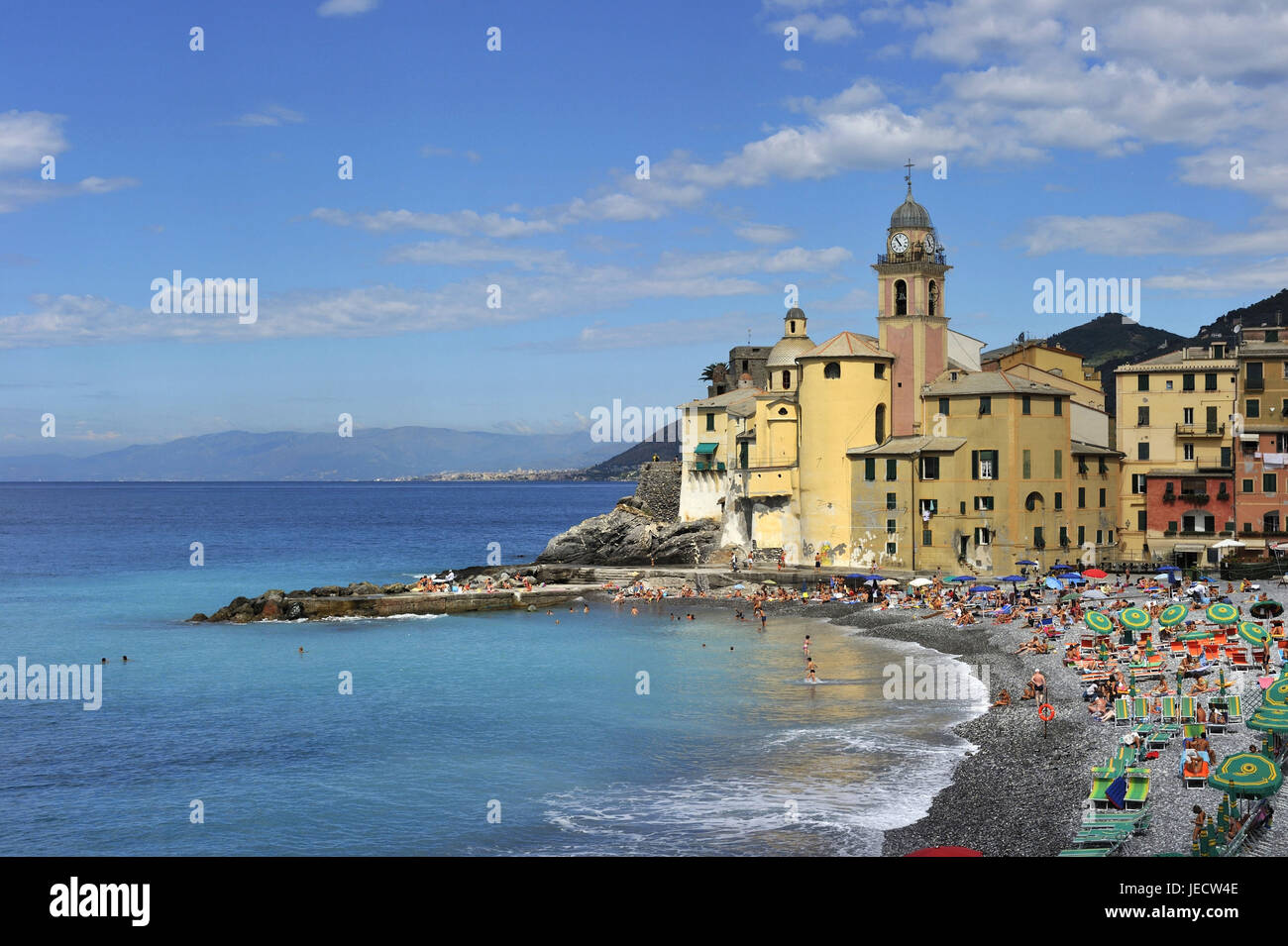 Italien, Ligurien, Riviera di Levante, Camogli, Person am Strand, Stockfoto