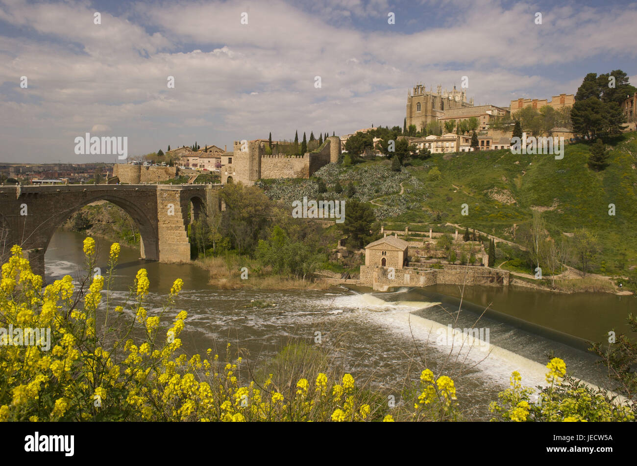 Spanien, Region Kastilien-La Mancha, Toledo, Blick auf San Juan de Reyes und Puente San Martin, Stockfoto
