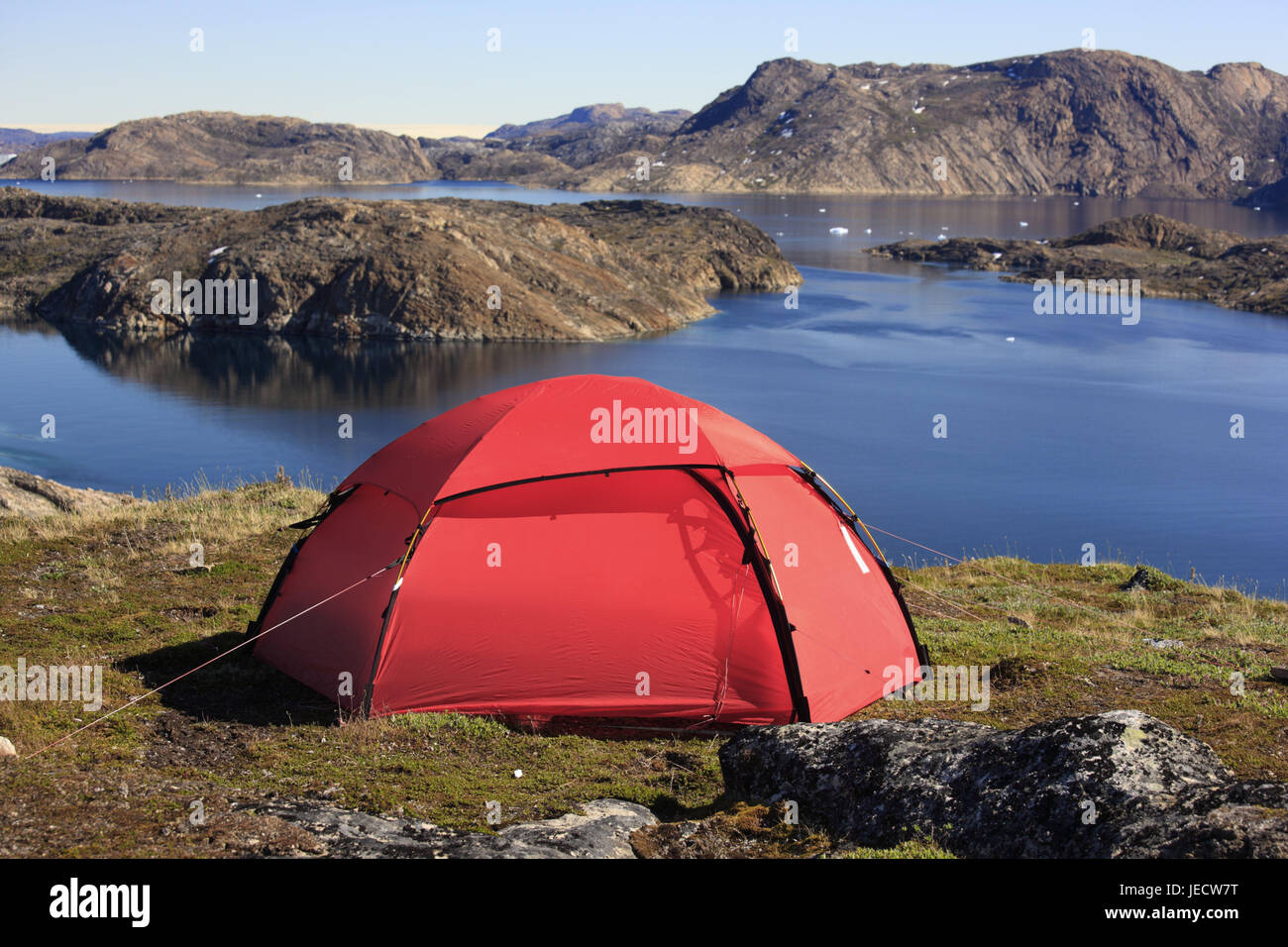 Grönland, Upernavik, Galle Küste, Zelt, Ansicht, Bucht, Nord-West-Grönland, Küste, Rock, Natur, menschenleer, Landschaft, Küstenlandschaft, Urlaub, Reisen, Abenteuer, Biwak, Camp, camping, rot, Berge, Stockfoto