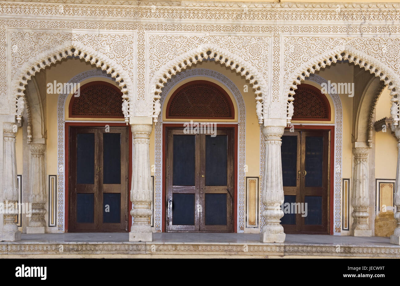 Ziele der Pfau Gericht im Innenhof der Stadtpalast, Jaipur, Rajasthan, Indien Stockfoto