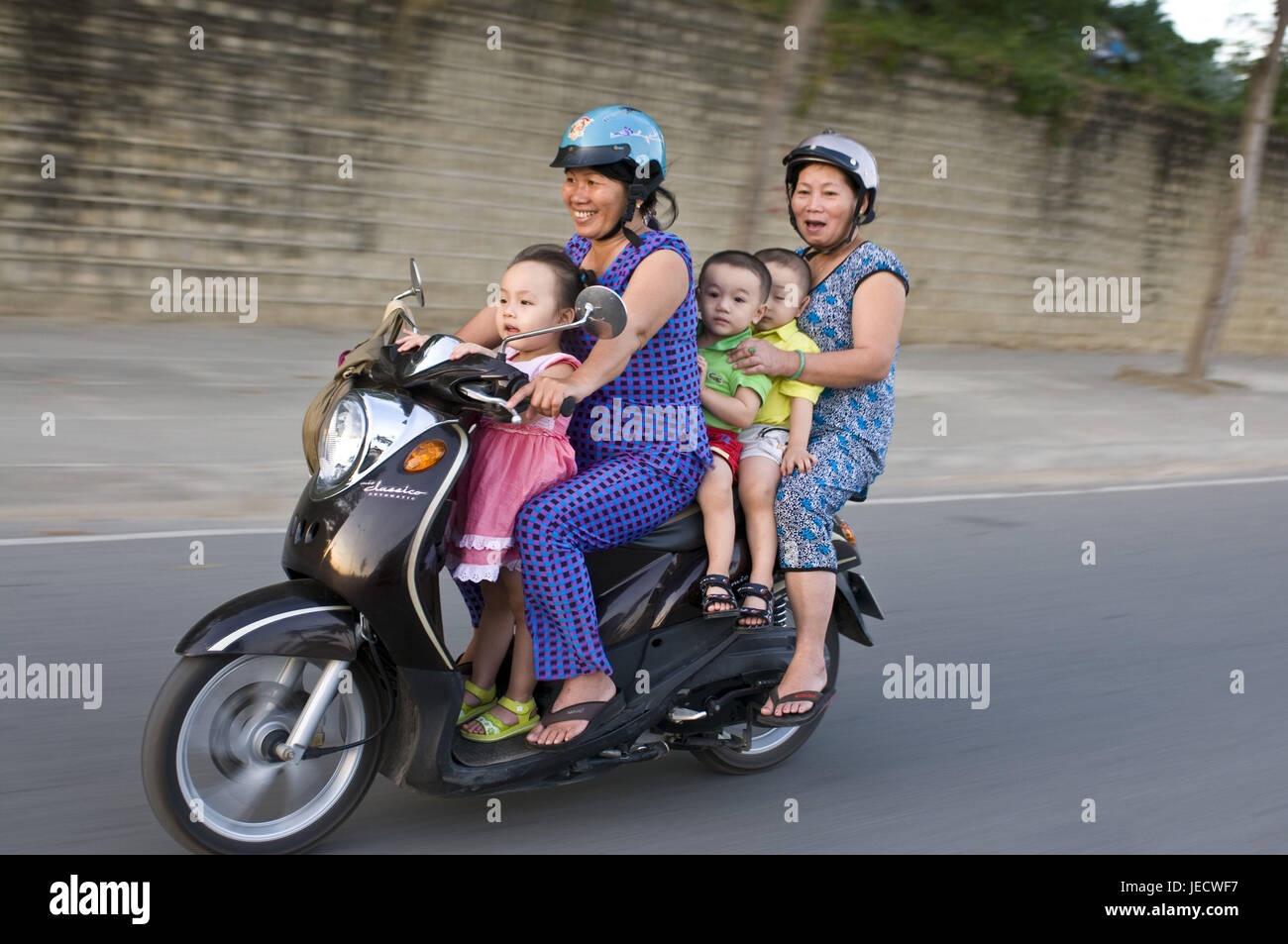 fünf Personen auf einem Motorroller, Nha Trang, Vietnam, Stockfoto