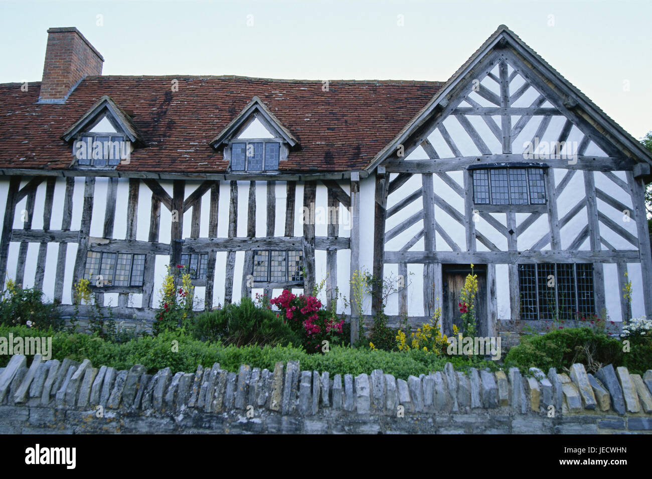Wilmcote, Palmers Hof, Fachwerk, Warwickshire, England, Großbritannien Haus, Europa, Provinzstadt, Ziel, Ort von Interesse, Gebäude, Struktur, Architektur, Tourismus, Blumen, Blumenbeet, Fachwerk, Fachwerkbau, historisch, alt, defensive Wand, Platten, Stockfoto