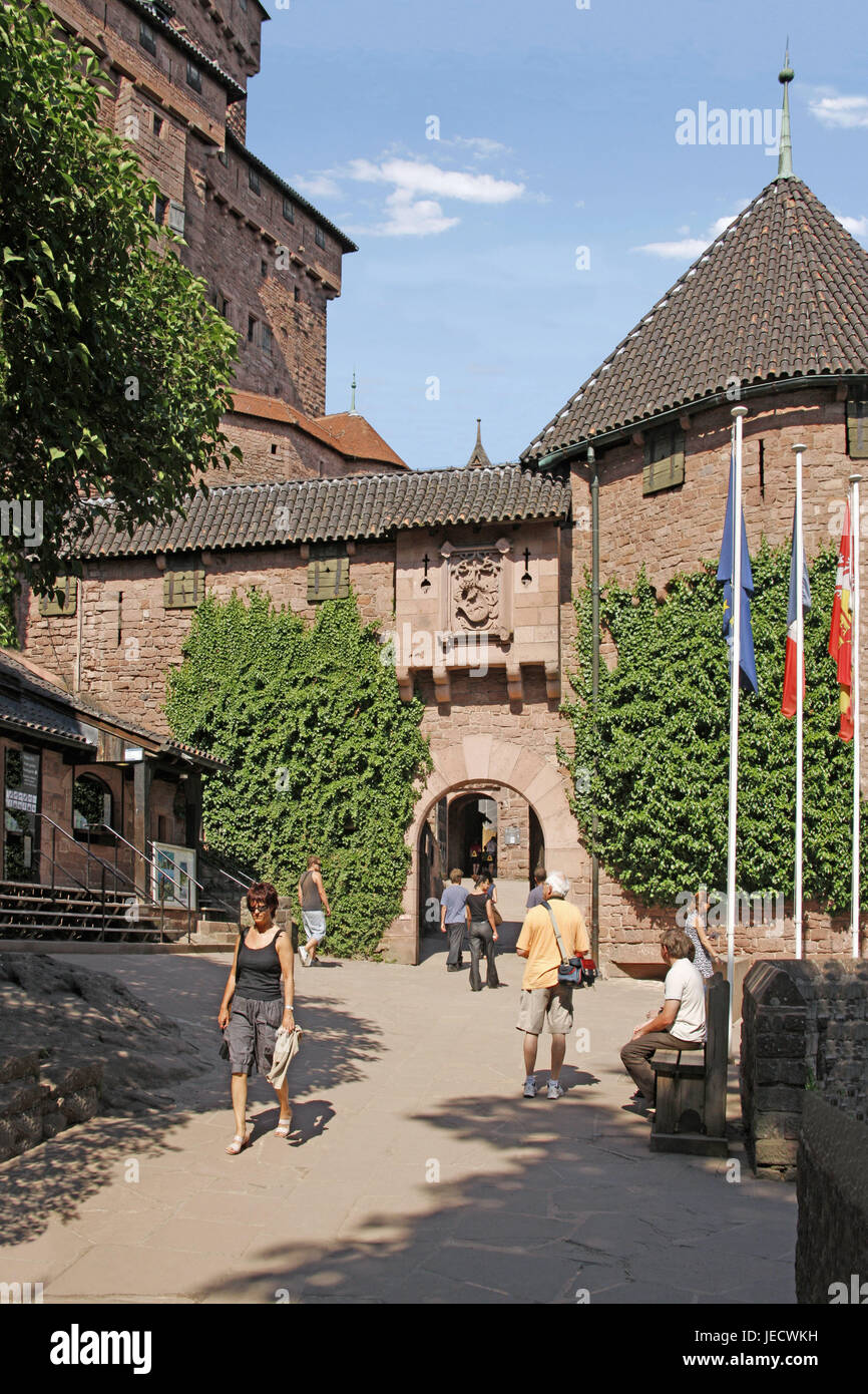 Frankreich, Elsass, Chateau du Haut-Koenigsbourg, Input, Besucher, Schloss Hohkönigs, Höhe Burg, Gipfel Schloss, Burg, außen, Fassade, Person, Ort von Interesse, Nationaldenkmal, Tourismus, Tourist Stockfoto