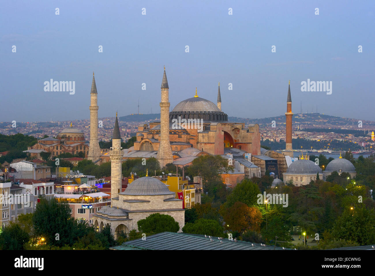 Türkei, Istanbul, Stadtteil Sultanahmet, Hagia Sophia, Basilika in der Dämmerung, Stockfoto