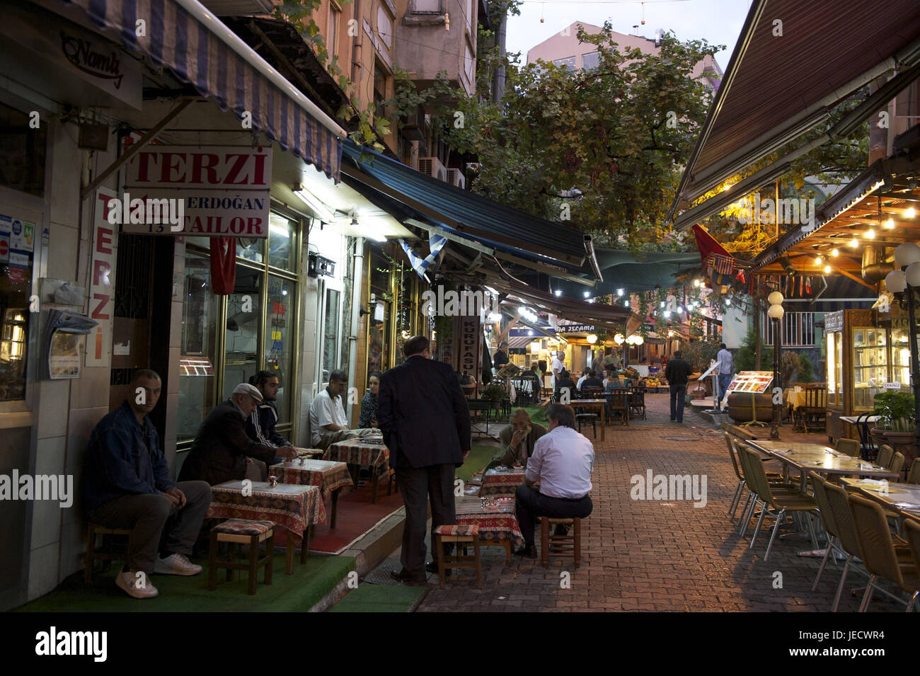 Türkei, Istanbul, Teil von Stadt von Sultanahmet, Straßencafés am Abend, Stockfoto