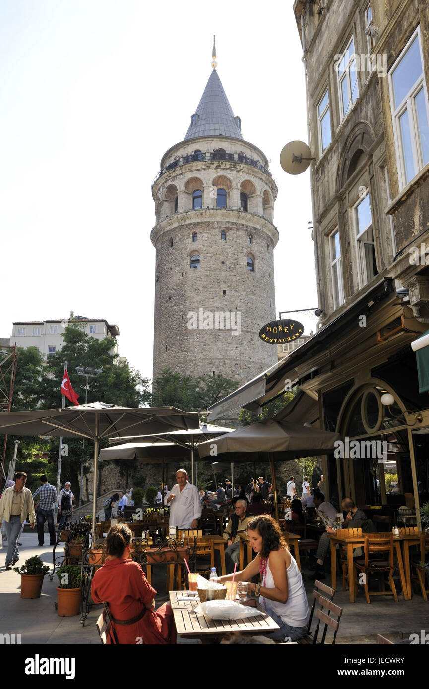 Türkei, Istanbul, Teil der Stadt Tünel, Galataturm, Tourist in Straßencafés, Stockfoto