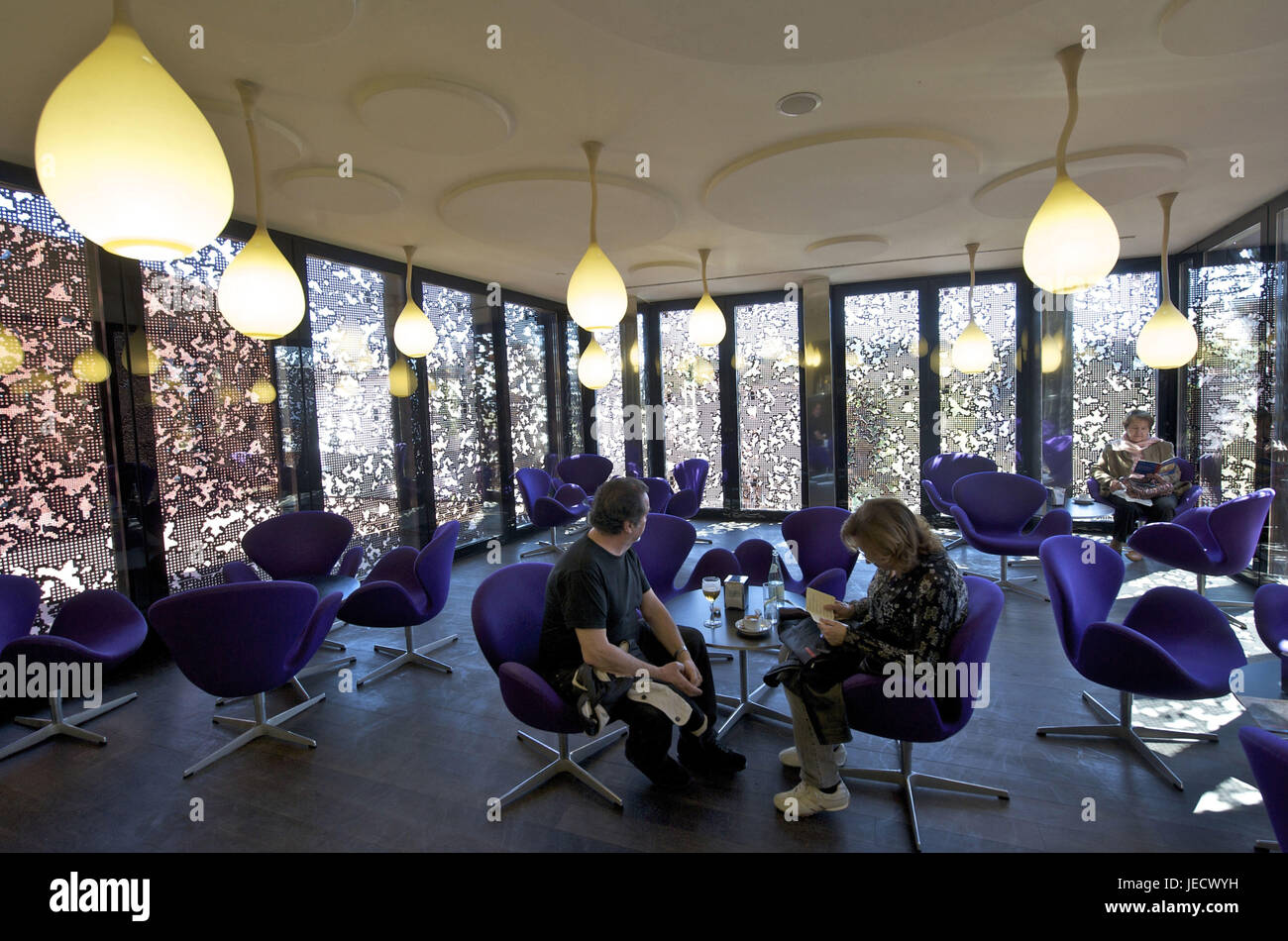 Spanien, Madrid, CaixaForum, Kunstgalerie, Gäste in der Bar, Stockfoto