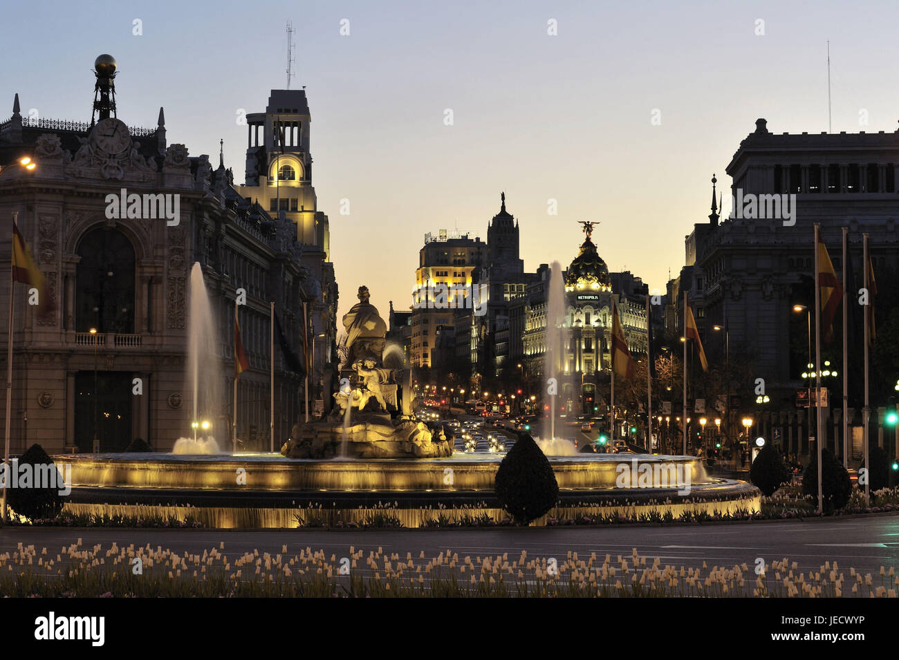 Spanien, Madrid, Metropolis Gebäude in der Nacht, Brunnen im Vordergrund, Stockfoto